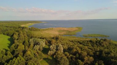 Polonya, Avrupa 'daki Sniardwy Gölü' nün havadan görünüşü. Binlerce gölün diyarı. Masuria gölleri