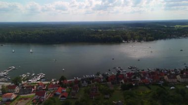Günbatımında Mikolajki 'ye 4K panoramik hava manzarası - Masurian bölgesinin başkenti. Mikolajskie gölü gün batımı