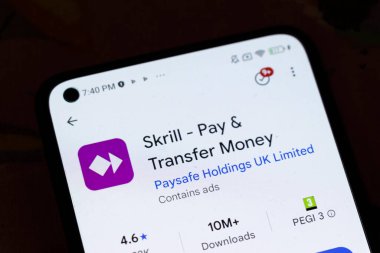 Varşova Polonya - 6 Kasım 2025: Para transferi için Yıldırım Atar uygulamasını gösteren akıllı telefonun yakın görüntüsü.