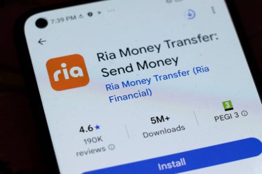 Varşova Polonya - 6 Kasım 2025: Ria Money Transfer uygulamasının logo ve dijital finans çözümlerini gösteren para gönderme seçeneklerini gösteren yakın görüntüsü.