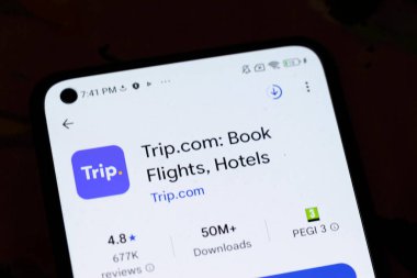 Varşova Polonya - 6 Kasım 2025: Trip.com uygulamasının kullanıcılara uçuş ve otelleri verimli bir şekilde rezerve etme olanağı sağlayan bir akıllı telefon ekranının yakın çekimi.