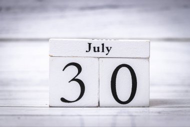 Tahta takvim 30 Temmuz 'u gösteriyor. Sahne, yaşam tarzı bağlamlarında temaları planlamak ve planlamak için ideal organizasyon ve zaman yönetimini vurguluyor.