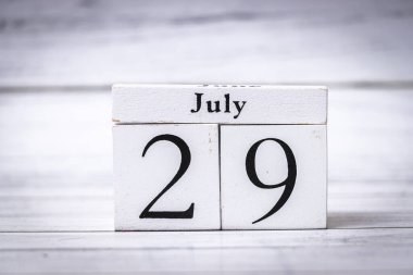 29 Temmuz tarihini gösteren tahta takvim blokları yaz etkinliklerini ve hatırlatıcıları simgeliyor. Mevsimlik pazarlama ve yaşam tarzı temaları için ideal.