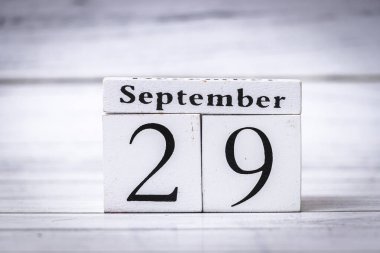 Sergilenen tarih 29 Eylül. Tahta bloklar tarafından temsil ediliyor. Bu sahne geçen zamanın bir anımsatıcısını yakalar ve takvim veya mevsimlik temalar için kullanılabilir.