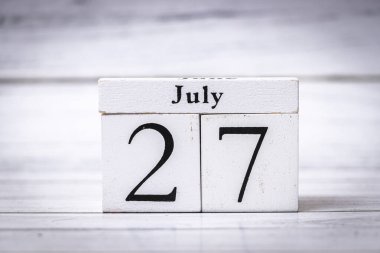 27 Temmuz 'un yaz mevsimini simgeleyen tarihi gösteren eski bir ahşap takvim. Hatırlatma etkinlikleri ya da mevsimsel promosyonlar için ideal. Dekor için mükemmel.