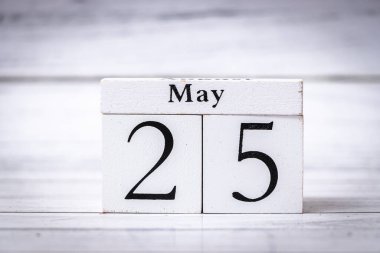 25 Mayıs tarihini gösteren dekoratif takvim blokları. Siyah harfli beyaz bloklar ev veya ofis dekorasyonuna uygun zarif ve minimalist bir görünüm yaratıyor..