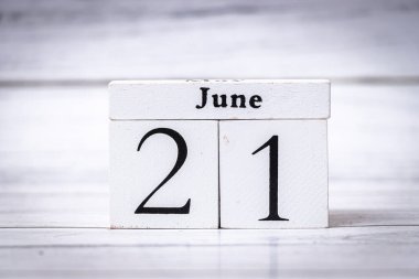 21 Haziran 'ın yaz yaklaşımını sembolize eden klasik tarzda bir takvim. Yaz etkinlikleri ve geçişlerle ilgili mevsimsel promosyonlar veya planlama için ideal.