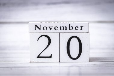 20 Kasım, kışın gelişini simgeleyen tarihi vurgulayan tahta bloklarda sergilendi. Mevsimlik promosyonlar ve takvimler için ideal..