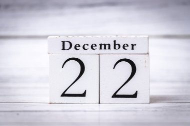 Takvim blokları 22 Aralık 'ta bulanık bir arkaplanda görüntüleniyor. Tatil teması hatırlatıcıları ya da planlar için mükemmel. Grafik tasarımı veya editoryal içerik için kullanışlı.