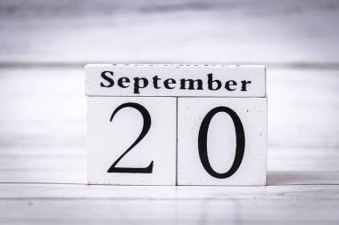 Ahşap bir takvim bloğu, klasik tipografide ay ve günü vurgulayan tarihi 20 Eylül olarak gösterir. Mevsimlik temalar veya etkinlik planlaması için ideal.