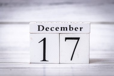 17 Aralık tarihini minimalist bir şekilde gösteren tahta bir takvim bloğu. Tatil promosyonları planlama etkinlikleri veya mevsimsel içerik için ideal.