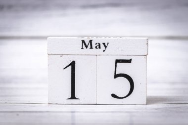 Mevsimsel dekorasyon ve etkinlik planlaması için ideal arka plan üzerinde 15 Mayıs tarihini gösteren tahta takvim çeşitli bağlamlarda.