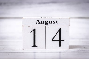 14 Ağustos, tarihi simgeleyen tahta blok takviminde sergilendi. Bu görüntü, yaz olaylarının ve zamanın huzurlu bir arka planda geçişini anımsatıyor..