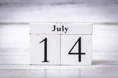 Tarihi 14 Temmuz olarak gösteren eski bir ahşap takvim. Bu güzel parça ev dekorasyonu ya da kırtasiye için mükemmel bir nostalji hissi yakalıyor..