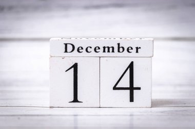 Tahta takvime göre 14 Aralık ayın belirli bir gününe denk geliyor. Bayram temaları için ideal mevsimsel pazarlama ve hatırlatıcı görseller.