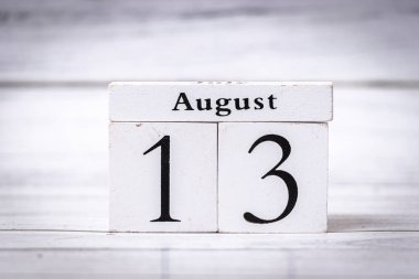 13 Ağustos tarihini gösteren takvim, yaz etkinliklerini ve kutlamaları simgeliyor. Mevsimlik promosyonlar ya da hatırlatmalar için ideal.