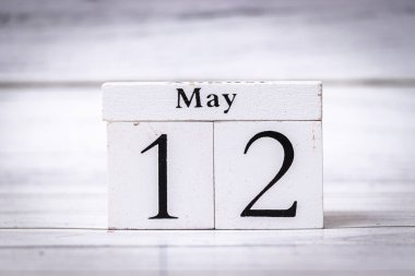 Tahta takvim bloğu beyaz arkaplanlı 12 Mayıs tarihini gösteriyor. Etkinlikler için ideal bayramlar veya ev veya ofis dekorasyonu hatırlatıcıları.
