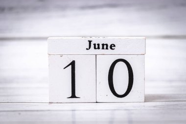 10 Haziran tarihini gösteren ahşap bir takvim bloğu. Bu dekoratif öğe ev veya ofis dekorasyonu için uygun ay ve günü vurgular. Planlama ve organizasyon için ideal.