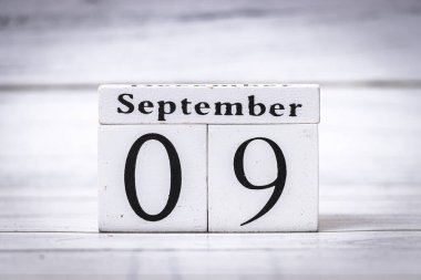 Tarihi 09 Eylül olarak gösteren ahşap bir takvim. Zaman yönetimi organizasyonu ya da mevsimsel değişiklikler gibi konular için mükemmel. Basitlik ve zarafeti vurgula.