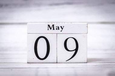 Yaklaşan olayları veya kutlamaları sembolize eden 09 Mayıs tarihini gösteren ahşap bir takvim bloğu. Planlama ve organize amaçlar için ideal.