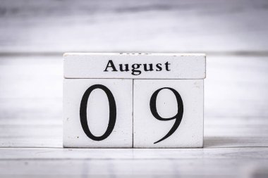 09 Ağustos tarihini gösteren ahşap bir takvim bloğu. Bu basit kurulum, programlama hakkında yazılar veya pazarlama için uygun bir zaman düzenleme ve planlama duygusunu iletir.