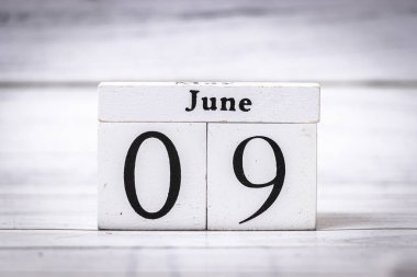 Takvim blokları 09 Haziran tarihini gösterir. Bu sahne, yıl ortası anlarının planlama ve mevsimsel temalar için ideal olduğunu gösteren zaman geçişini temsil etmektedir..