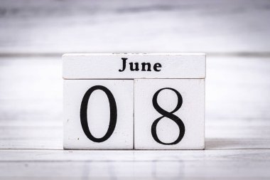 Dekoratif bir takvim bloğu, temiz bir minimalist tasarımla tarihi 08 Haziran olarak gösteriyor. Ofis dekorasyonu ya da zamanlama hatırlatıcıları için idealdir. Biraz zarafet katar.