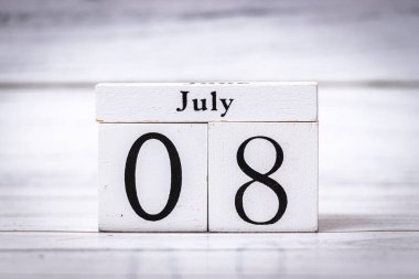 Tarih ve yaz sezonunu temsil eden ahşap takvim bloğu çeşitli görsel projelerde etkinlik planlama veya mevsimsel temalar için kullanışlı.