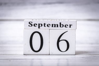 Ahşap takvim blokları, tarihi 06 Eylül 'de açık ahşap bir arka planda gösteriyor. Ev ve ofis ortamlarında mevsimlik veya aylık planlama için ideal.