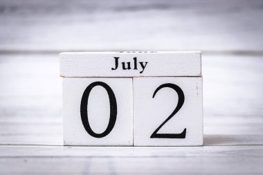 Tarihi gösteren ahşap bir takvim. 02 Temmuz, ev veya ofis dekorasyonu için yaratıcı bir şekilde düzenlenmiş. Yaz boyunca planlama ve düzenleme için ideal.