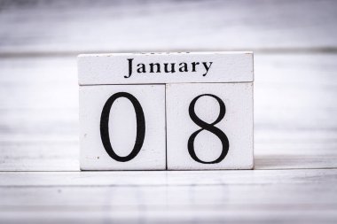 Yeni ayın başlangıcını gösteren 08 Ocak tarihli tahta takvim bloğu. Bu görüntü zaman yönetimi ve planlamanın özünü yakalar..