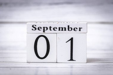 Eylül 01, ayın başını gösteren ahşap bir takvimde sergilendi. İş ve pazarlamada mevsimlik veya tanıtım temaları için ideal.