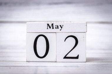 Ahşap takvim küpü, kutlama veya etkinlikler için önemli bir günü simgeleyen 02 Mayıs tarihini gösteriyor. Özel durumları veya anımsatıcıları işaretlemek için ideal.