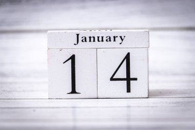 14 Ocak tarihini gösteren zarif bir ahşap takvim bloğu. Mevsimlik dekorasyon ve organizasyon için mükemmel. Günlük planlamayı vurguluyor..