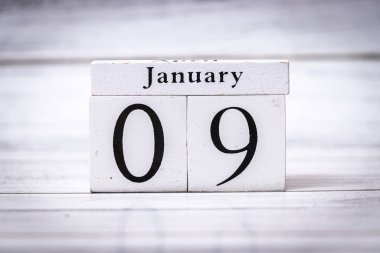 Tahta takvim bloğu 09 Ocak tarihini gösteriyor. Bloklar ev dekoru veya ofis ortamları için uygun kırsal bir şekilde tasarlanmış. Mevsimsel bir estetik sağlar.