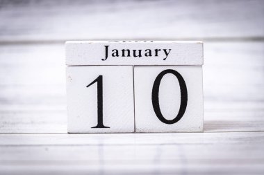 Tahta takvim bloğu Ocak ve onuncu günleri gösteriyor. Yeni yılın başlangıcı ve planlama. Zaman yönetimi organizasyonu için ideal verimliliği teşvik etmek.