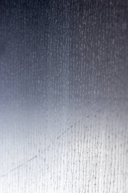 Duş camı üzerindeki kireçtaşı birikmiş minerallerin yakın çekim görüntüleri. Banyo temizliği ipuçları ve su kalitesi konularında makaleler için ideal.