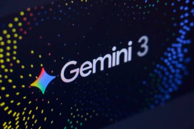 Varşova Polonya - 19 Kasım 2025: Gemini 3 logosunun, teknolojiyi ve yeniliği vurgulayan karanlık bir zemin üzerindeki renkli parçacık etkileriyle çevrelenmiş yakın görüntüsü.