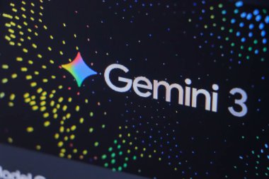 Varşova Polonya - 19 Kasım 2025: Gemini 3 logosunun, teknoloji ve dijital gelişmelerdeki yenilikleri temsil eden renkli noktalarla karanlık bir zemin üzerine yakın plan.