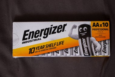 Varşova Polonya - 13 Kasım 2025: Bir karakter içeren ve çeşitli cihazlar için 10 yıllık raf ömrünü vurgulayan profesyonel bir pakette paketlenmiş enerji sanayi pilleri.