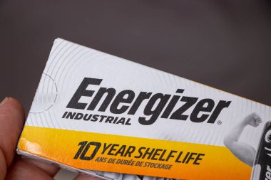 Varşova Polonya - 13 Kasım 2025: Ticari kullanım ve pazarlamaya uygun 10 yıllık raf ömrünü vurgulayan bir Enerji Endüstrisi pil paketinin yakın çekimi.