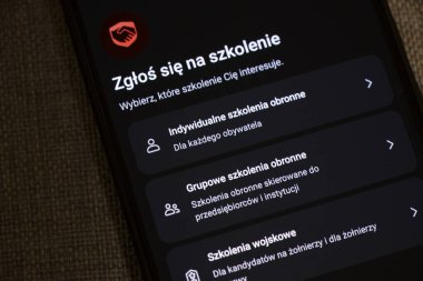 Varşova Polonya - 13 Kasım 2025: Vatandaşlar için bireysel grup ve askeri savunma programları seçeneklerini gösteren mObywatel uygulamasının gösterimi.