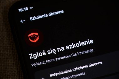 Varşova Polonya - 13 Kasım 2025: Bir akıllı telefon ekranı, kişisel güvenlik eğitimine odaklanmış dijital bir arayüzü gösteren bir savunma eğitim kaydı sunuyor.