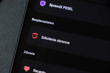 Varşova Polonya - 13 Kasım 2025: mObywatel ve Szkolenia obronne de dahil olmak üzere mobil uygulama arayüzü güvenlik özelliklerini vurgulama seçenekleri.
