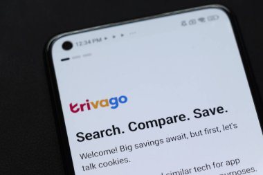 Varşova Polonya - 13 Kasım 2025: Trivago logosu ve seyahat tasarrufu ve karşılaştırma hizmetlerini destekleyen metni gösteren akıllı telefon ekranının yakın çekimi.