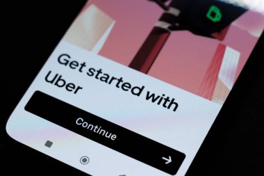 Varşova Polonya - 13 Kasım 2025: Kullanım kolaylığını vurgulayan Uber hizmetleri ile başlamaya teşvik eden canlı bir grafik gösteren akıllı telefon ekranının yakın görüntüsü.