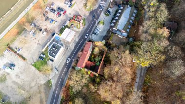 Kazimierz Dolny Polonya - 11 Kasım 2025: Yoğun bir yol ve çevreleyen binalar, sonbahar yaprakları arasında kentsel yaşamın canlı manzarasını gözler önüne seriyor.