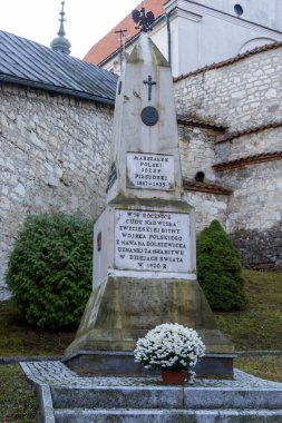 Kazimierz Dolny Polonya - 11 Kasım 2025: Polonya askerlerinin anısına dikilen tarihi bir anıt, çevresi, hizmet edenlerin anısına ve onuruna hizmet eden yeşilliklerle çevrili..