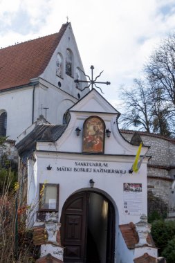 Kazimierz Dolny Polonya - 11 Kasım 2025: Kazimierz Leydimizin Sığınağı doğayla çevrili tarihi mimarisini ve dini önemini sergiliyor.