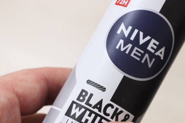 Varşova Polonya - 20 Kasım 2025: Bir NIVEA erkek Siyah ve Beyaz deodorant spreyini tutan bir elin yakın çekim görüntüsü belirgin marka ve ürün özelliklerini gözler önüne seriyor.